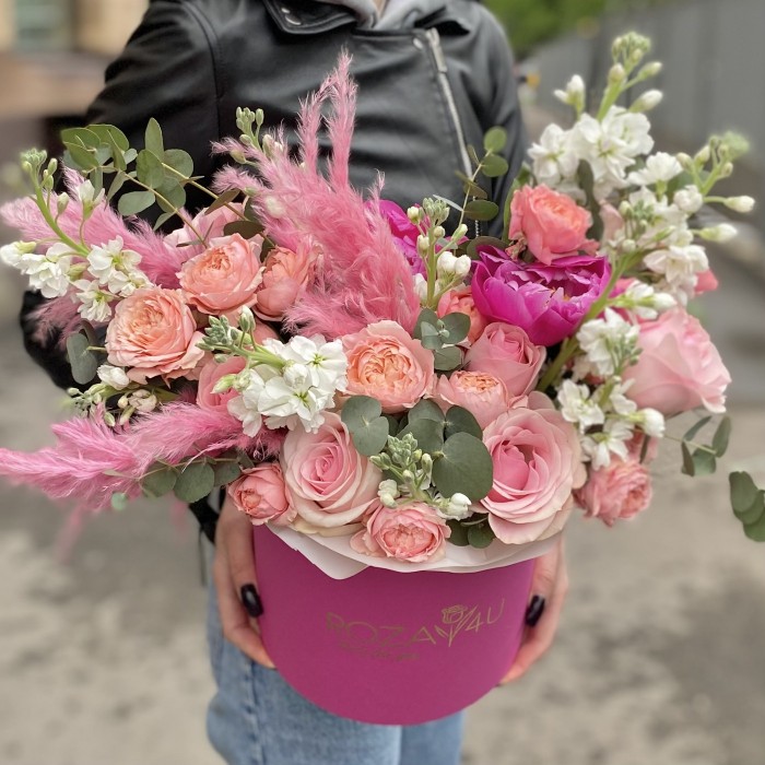 Композиция с розами и пионами Новая Звезда