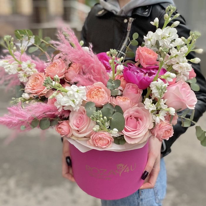 Композиция с розами и пионами Новая Звезда