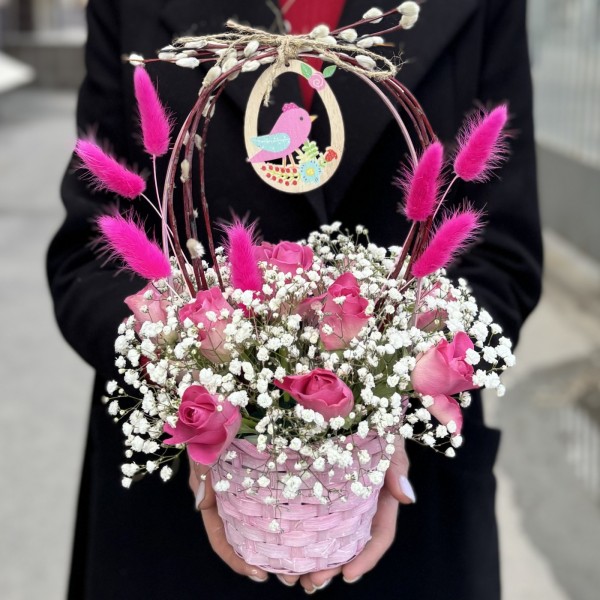 Композиция с розовой розой к Пасхе