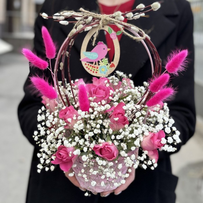 Композиция с розовой розой к Пасхе