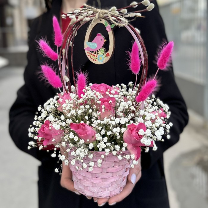 Композиция с розовой розой к Пасхе