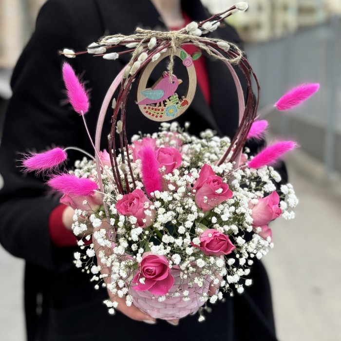 Композиция с розовой розой к Пасхе