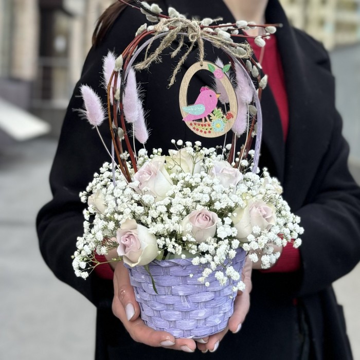 Композиция с сиреневой розой к Пасхе