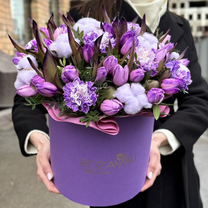 Композиция с тюльпанами и хлопком Лунный шар