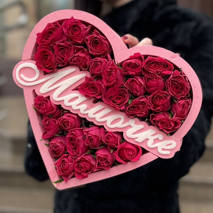 Композиция Сердце из малиновых роз Мамочке