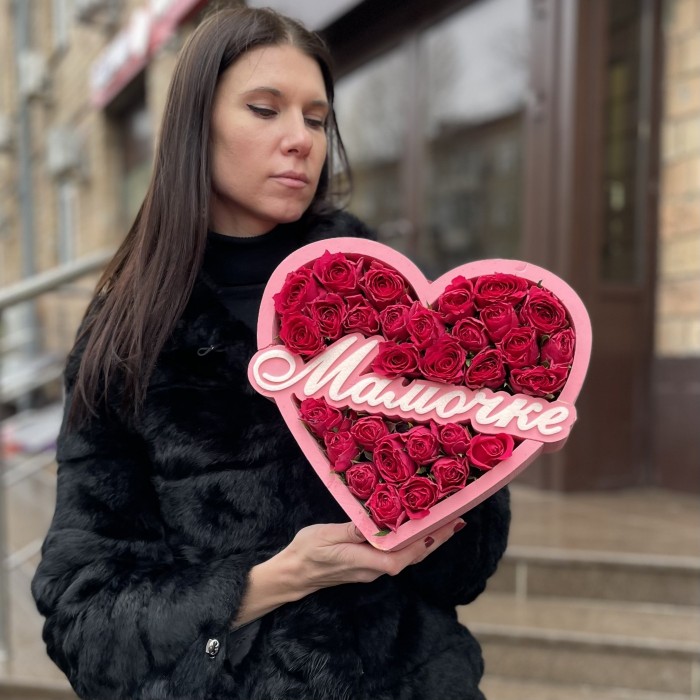 Композиция Сердце из малиновых роз Мамочке