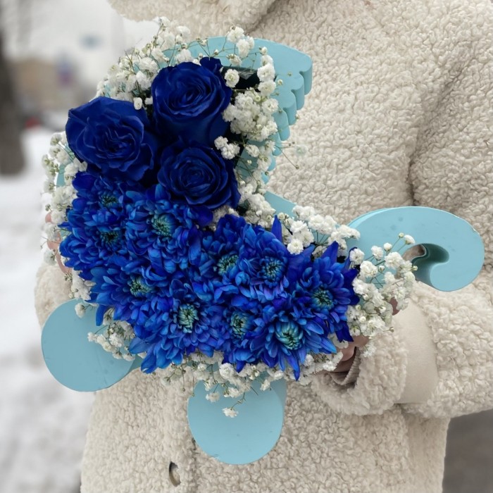 Композиция в коляске с хризантемами и розами