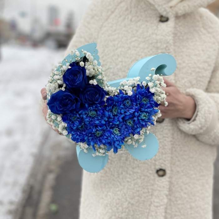 Композиция в коляске с хризантемами и розами