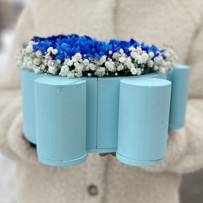 Композиция в коляске с хризантемами и розами