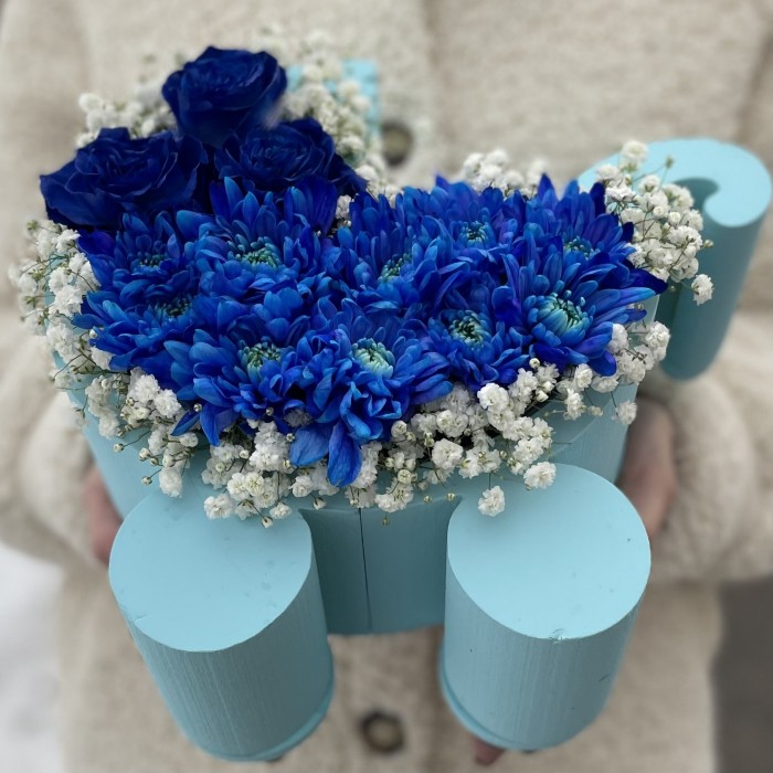 Композиция в коляске с хризантемами и розами