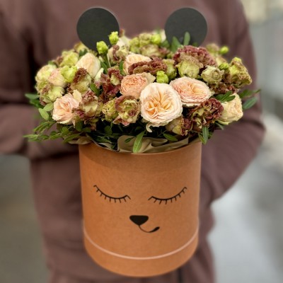 Композиция с эустомой и пионовидной розой в коробке Мишка