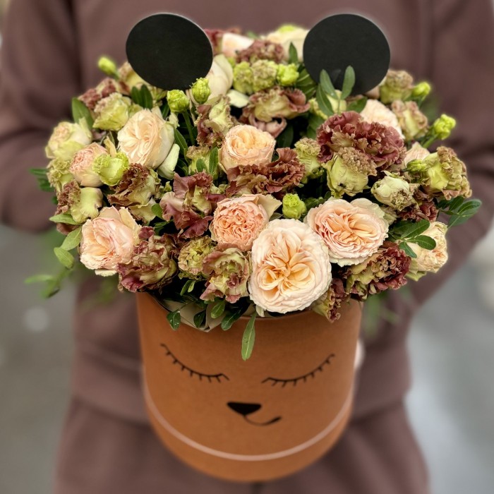 Композиция с эустомой и пионовидной розой в коробке Мишка