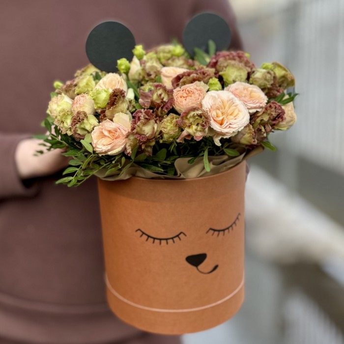 Композиция с эустомой и пионовидной розой в коробке Мишка