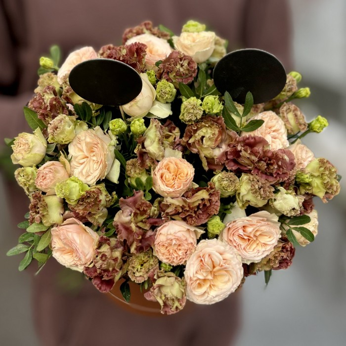 Композиция с эустомой и пионовидной розой в коробке Мишка