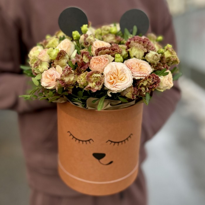 Композиция с эустомой и пионовидной розой в коробке Мишка