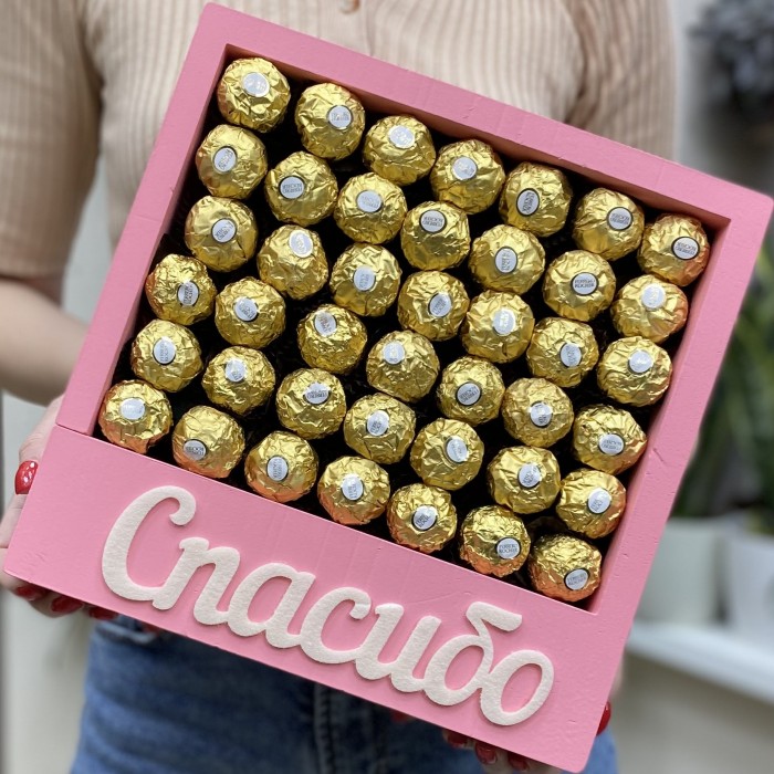 Композиция в коробке Спасибо с конфетами