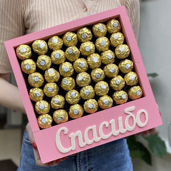 Композиция в коробке Спасибо с конфетами