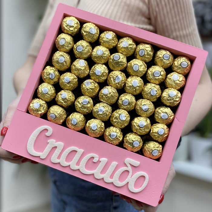 Композиция в коробке Спасибо с конфетами