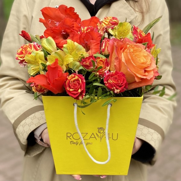 Композиция в коробке с розами и гладиолусами