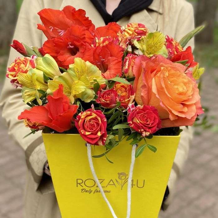 Композиция в коробке с розами и гладиолусами