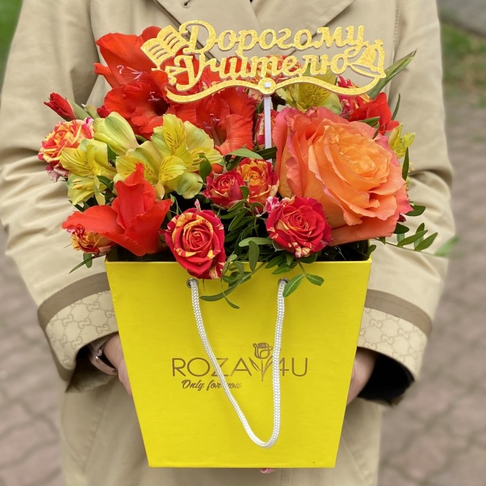 Композиция в коробке с розами и гладиолусами