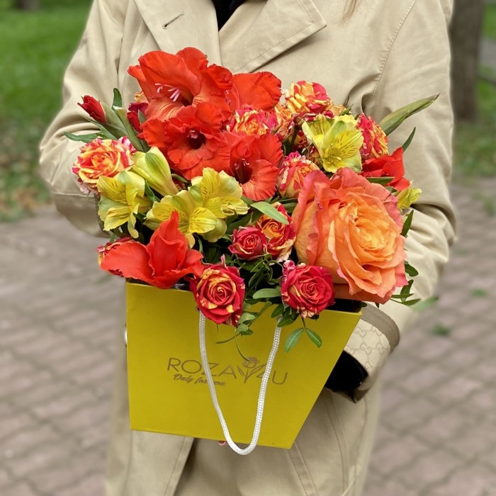 Композиция в коробке с розами и гладиолусами