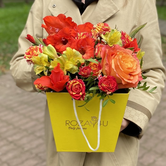 Композиция в коробке с розами и гладиолусами