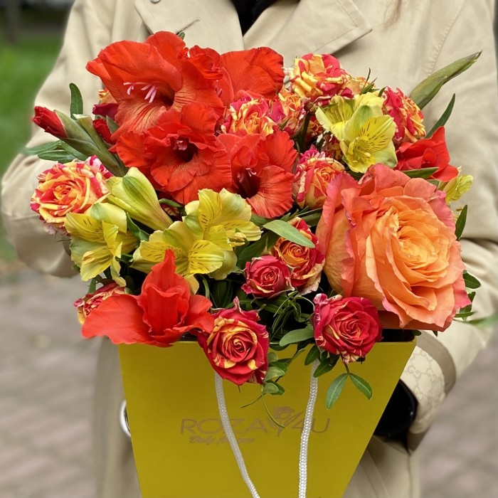 Композиция в коробке с розами и гладиолусами