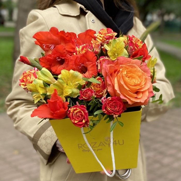 Композиция в коробке с розами и гладиолусами