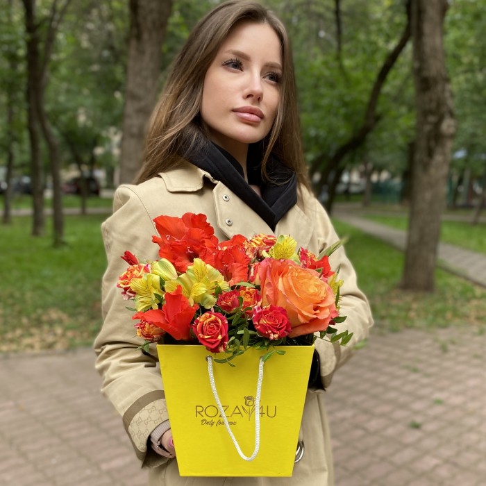 Композиция в коробке с розами и гладиолусами