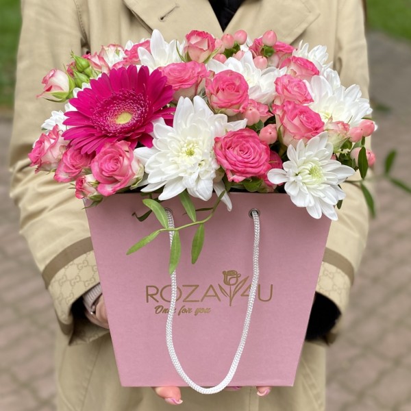 Композиция в коробке с розами и хризантемами