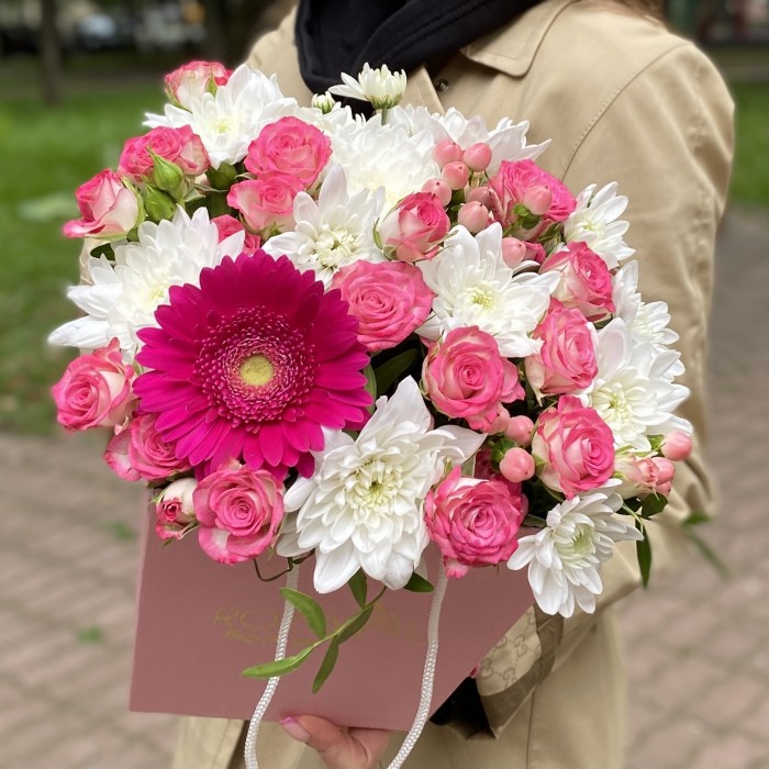 Композиция в коробке с розами и хризантемами
