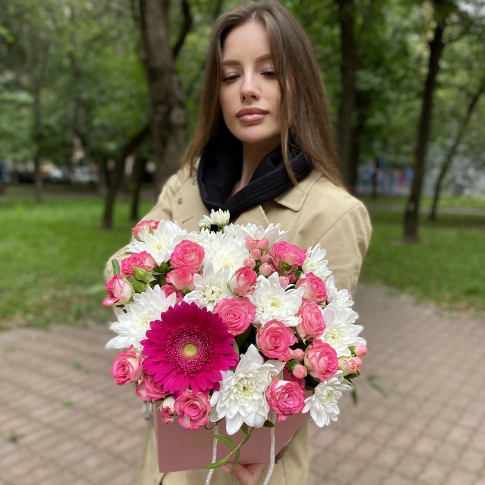 Композиция в коробке с розами и хризантемами