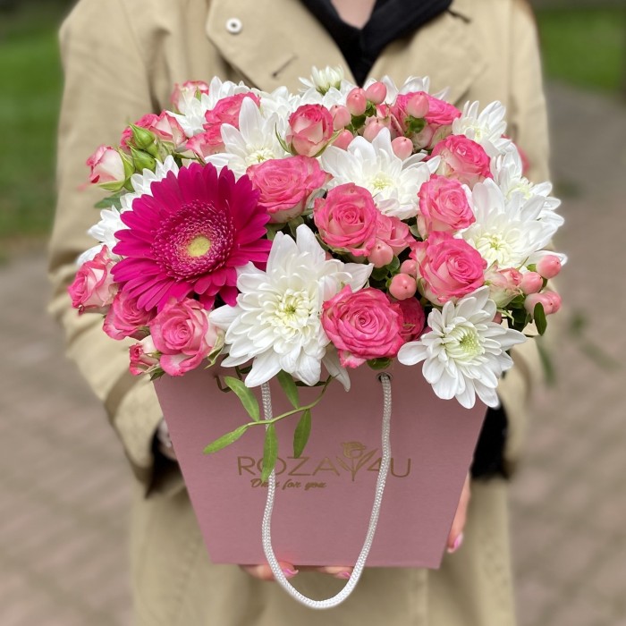 Композиция в коробке с розами и хризантемами