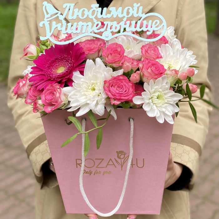 Композиция в коробке с розами и хризантемами