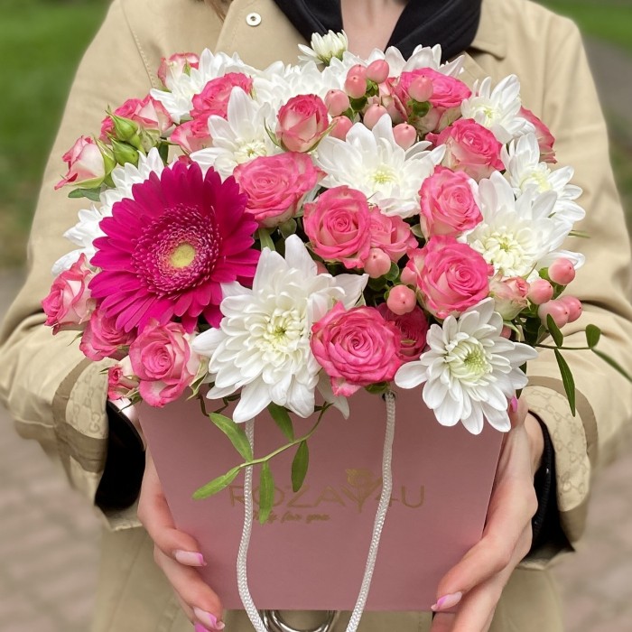 Композиция в коробке с розами и хризантемами