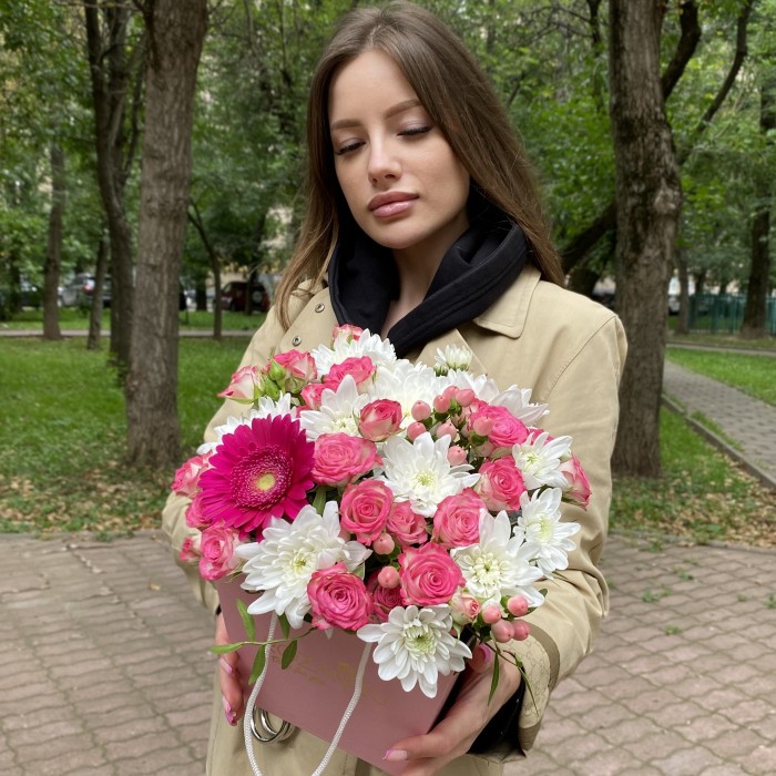 Композиция в коробке с розами и хризантемами