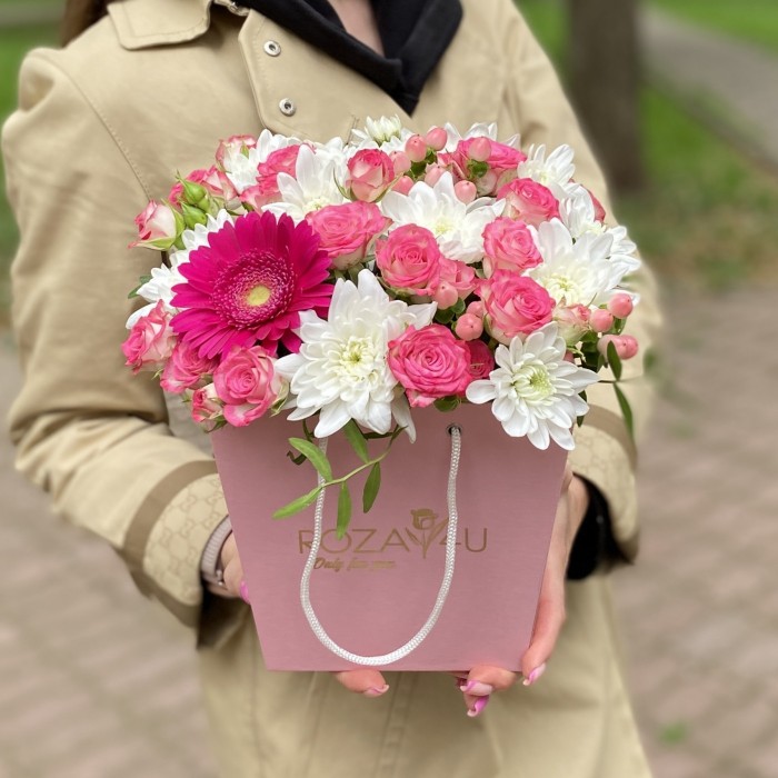 Композиция в коробке с розами и хризантемами