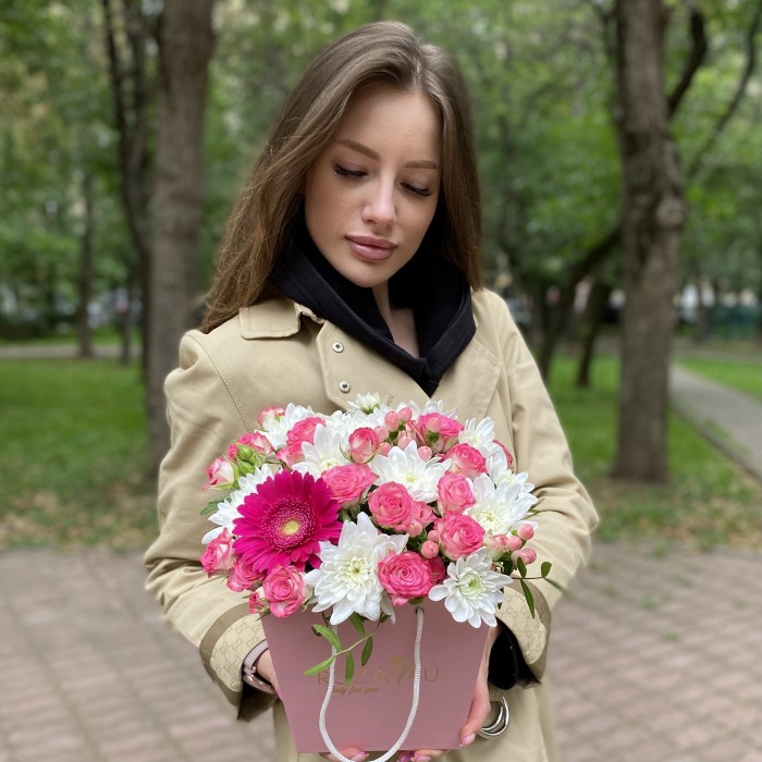 Композиция в коробке с розами и хризантемами