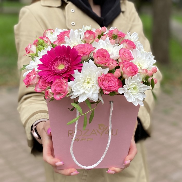 Композиция в коробке с розами и хризантемами