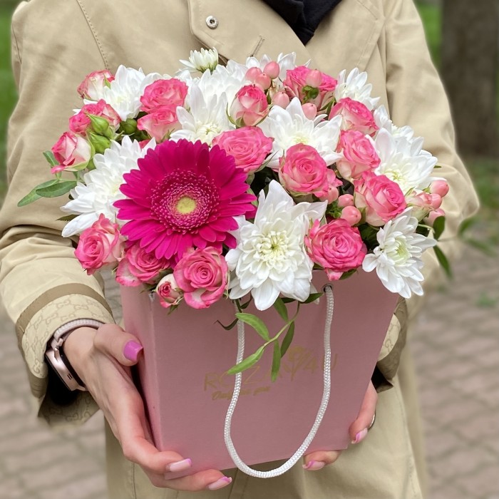 Композиция в коробке с розами и хризантемами