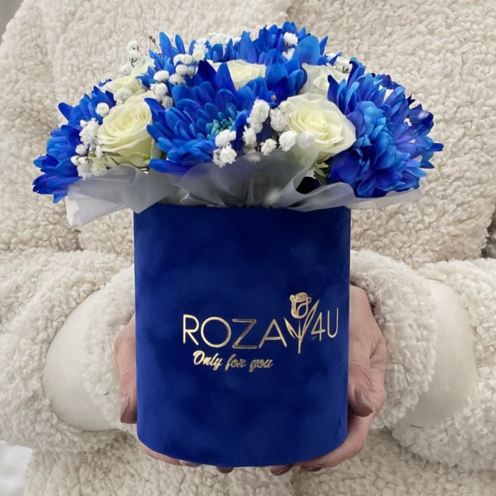 Композиция в коробке с синей хризантемой