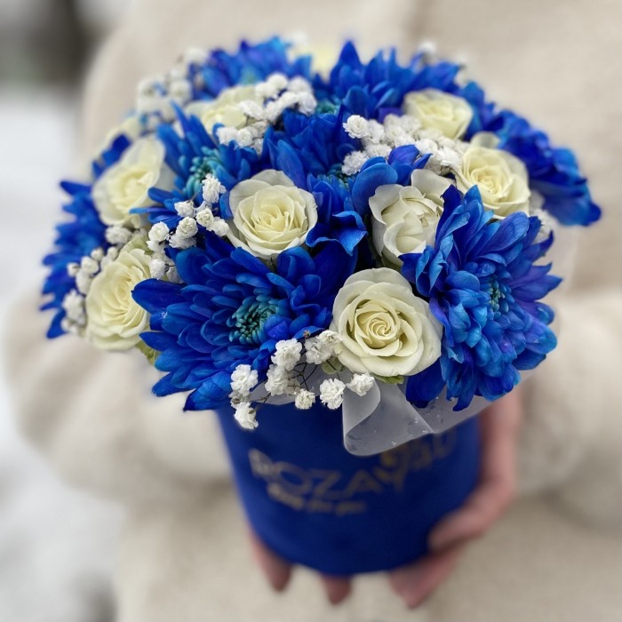 Композиция в коробке с синей хризантемой