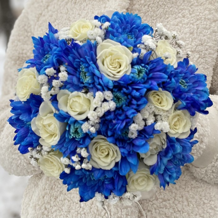 Композиция в коробке с синей хризантемой