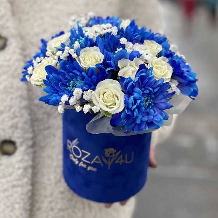 Композиция в коробке с синей хризантемой