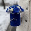 Композиция в коробке с синей хризантемой