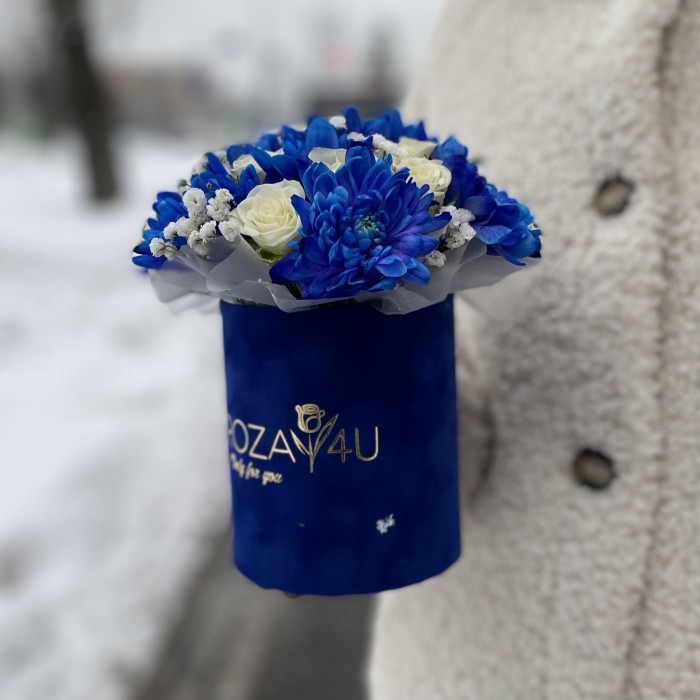 Композиция в коробке с синей хризантемой