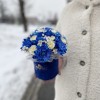 Композиция в коробке с синей хризантемой