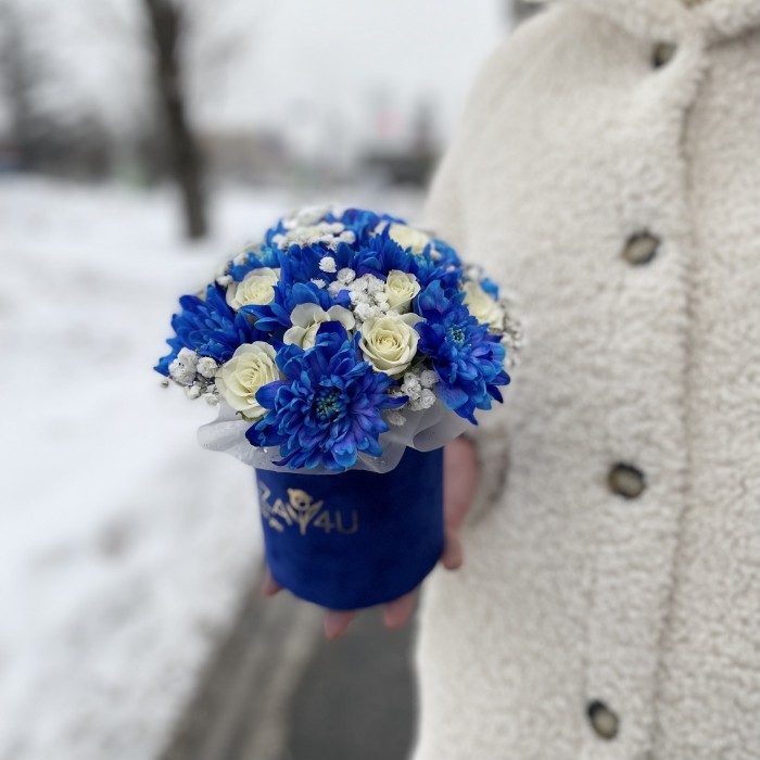 Композиция в коробке с синей хризантемой