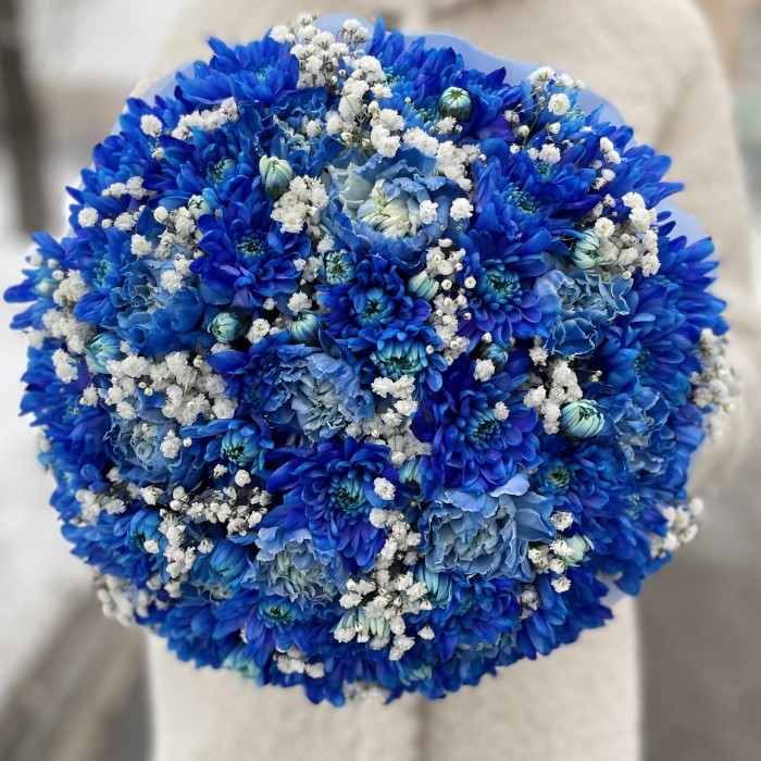 Композиция в коробке с синей хризантемой и гвоздикой